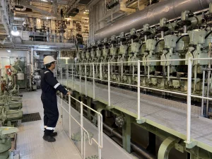 Makine dairesi nedir sorusunu öğrenen denizcilik öğrencileri ana makine, jeneratör ve yardımcı makineleri inceliyor.