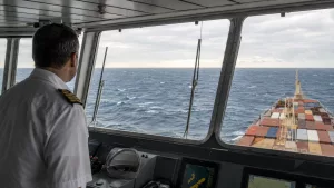 Deniz durumu nedir sorusunu öğrenen denizcilik öğrencileri köprüüstünde dalga yüksekliği, swell ve hava raporunu değerlendiriyor.