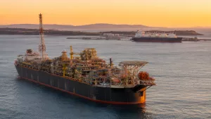 FPSO nedir sorusunu öğrenen denizcilik öğrencileri offshore sahada yüzer üretim depolama ünitesi ve FSRU gemisini inceliyor.