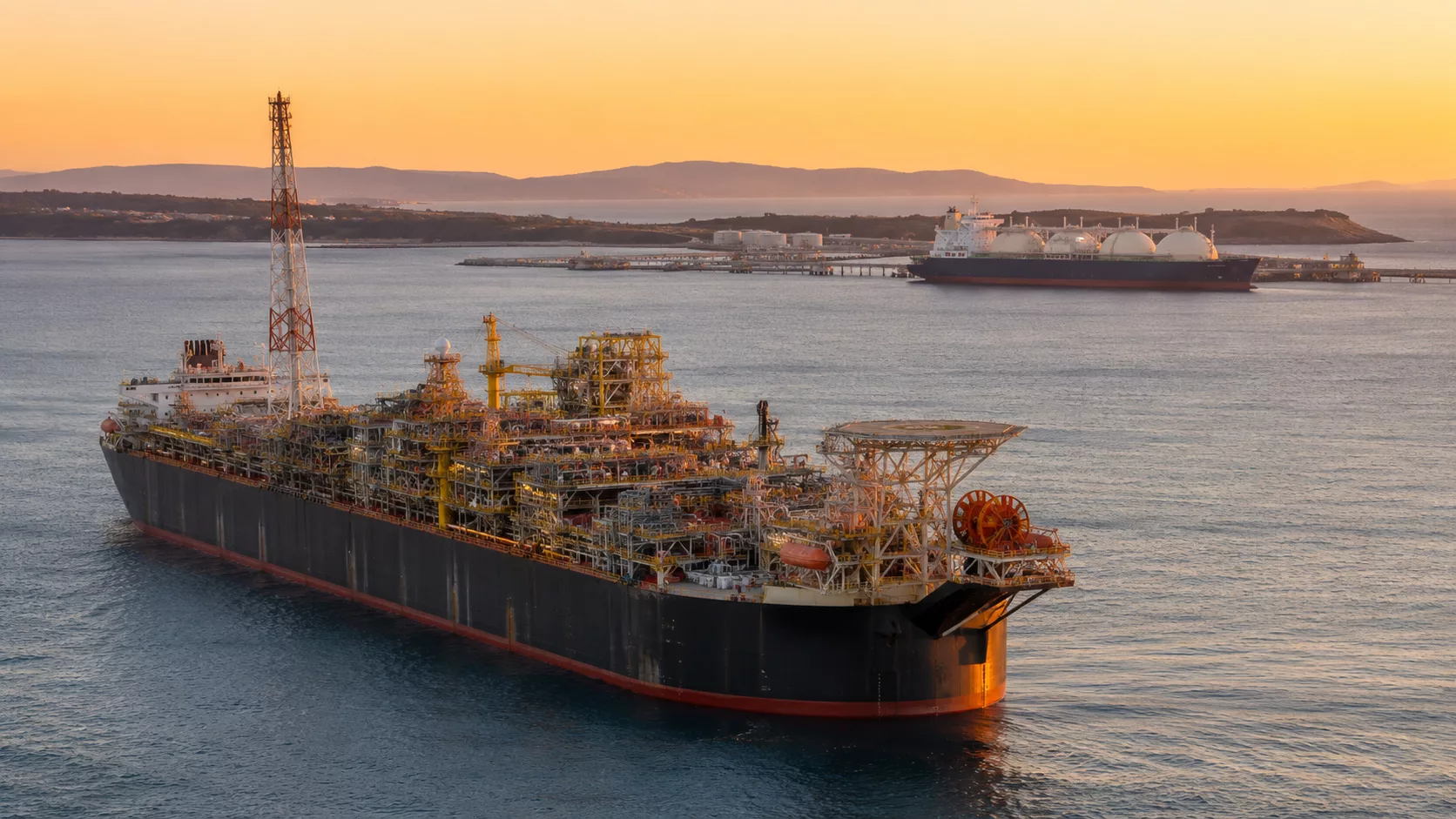 FPSO nedir sorusunu öğrenen denizcilik öğrencileri offshore sahada yüzer üretim depolama ünitesi ve FSRU gemisini inceliyor.