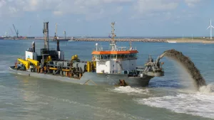 Dredger nedir sorusunu öğrenen denizcilik öğrencileri liman sahasında çalışan tarak gemisi, dip tarama ve hopper dredger operasyonunu inceliyor.