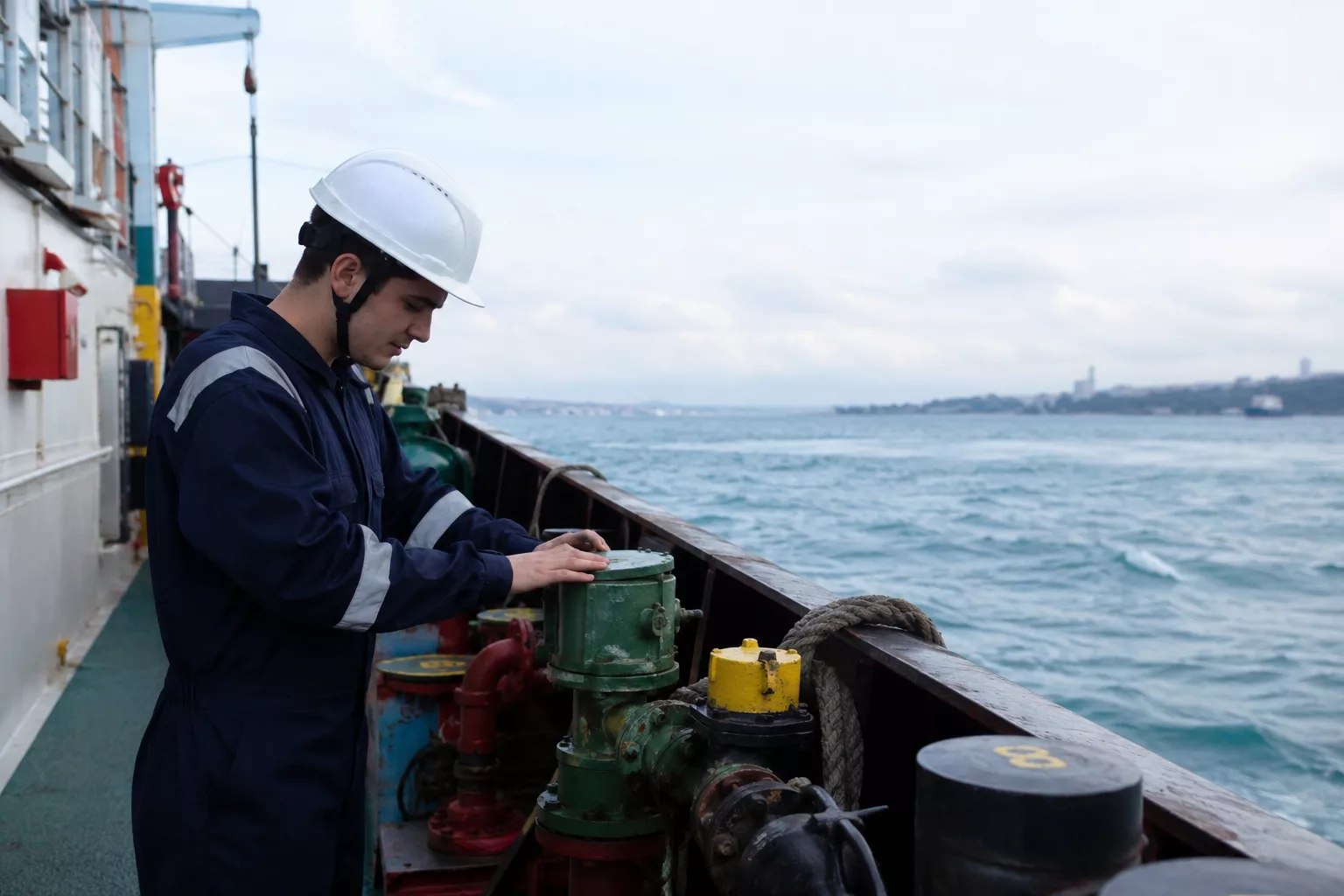 Lise mezunu denizci olabilir mi sorusunu araştıran adaylar denizcilik kursunda gemici, yağcı, yat kaptanı, sağlık raporu ve belge şartlarını inceliyor.