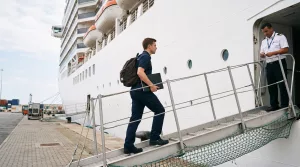 Cruise gemisinde gerekli belgeler ile gemiye katılım için giriş kontrolüne gelen gemiadamı